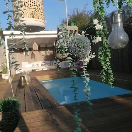 Maison Chaleureuse Avec Piscine Et Jacuzzi Holiday home Saint-Yzan-de-Soudiac